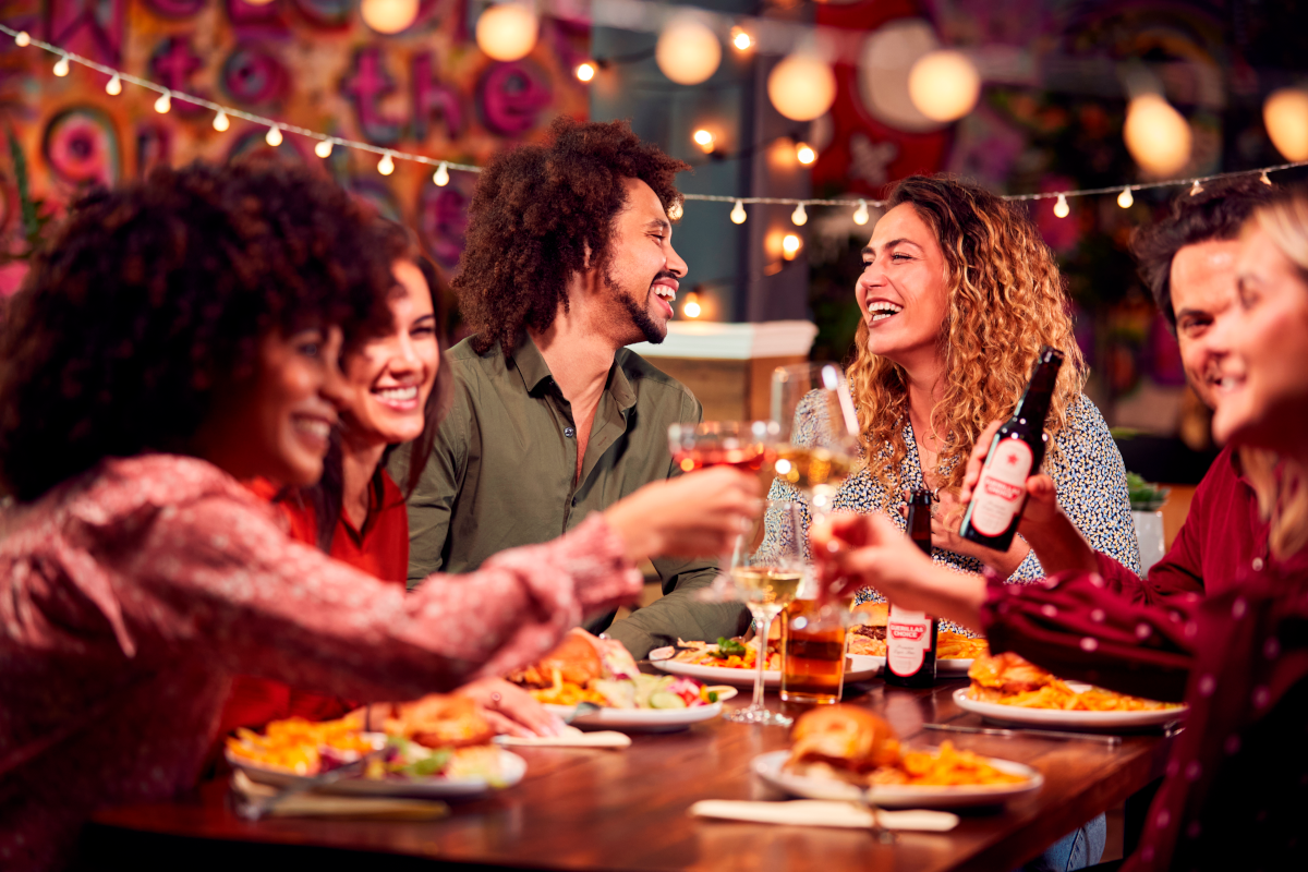 Gruppo di colleghi durante una cena o un pranzo aziendale. In un momento di condivisione