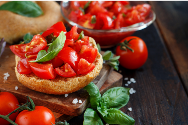 Primo piano su frise pugliesi con sopra pomodori ciliegina tagliati a dadini e altre idee di prodotti tipici italiani