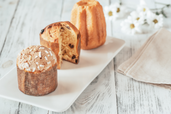 Primo piano di mini panettoni, pandoro e idee regalo per il natale