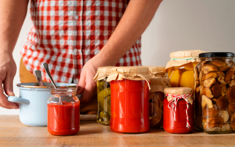 Selezione di salse e sottoli made in Italy in vasetti della nonna